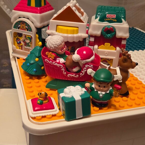 Amazon.com: Fisher-Price Little People Toddler Toys  Little People Christmas Village